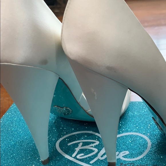 Betsy Johnson White Satin Open Toe Pump size 7.5 - Picture 7 of 8